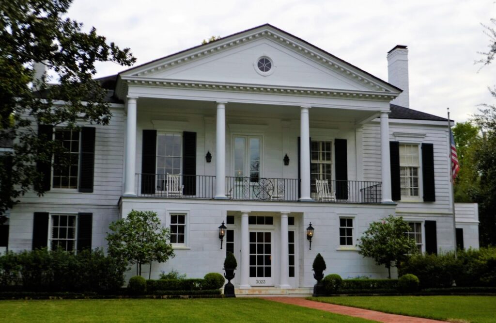 What Is an American Colonial Style House and Is It Right for You?
